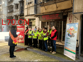 （图：中国人寿湖南省分公司环卫工人消保宣传活动现场）