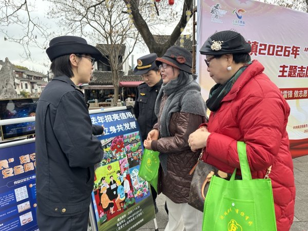 方言土语配农民画，枫泾古镇的“年报摊头”为何能让商户频频点赞？