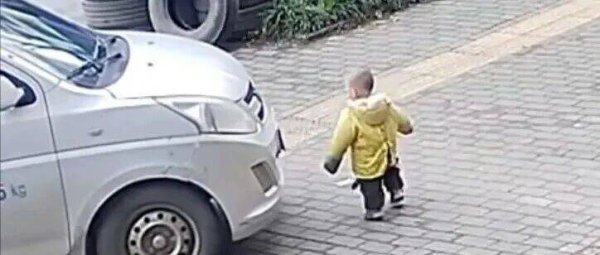 爸爸开车撞倒自家1岁宝宝，让人揪心又后怕……