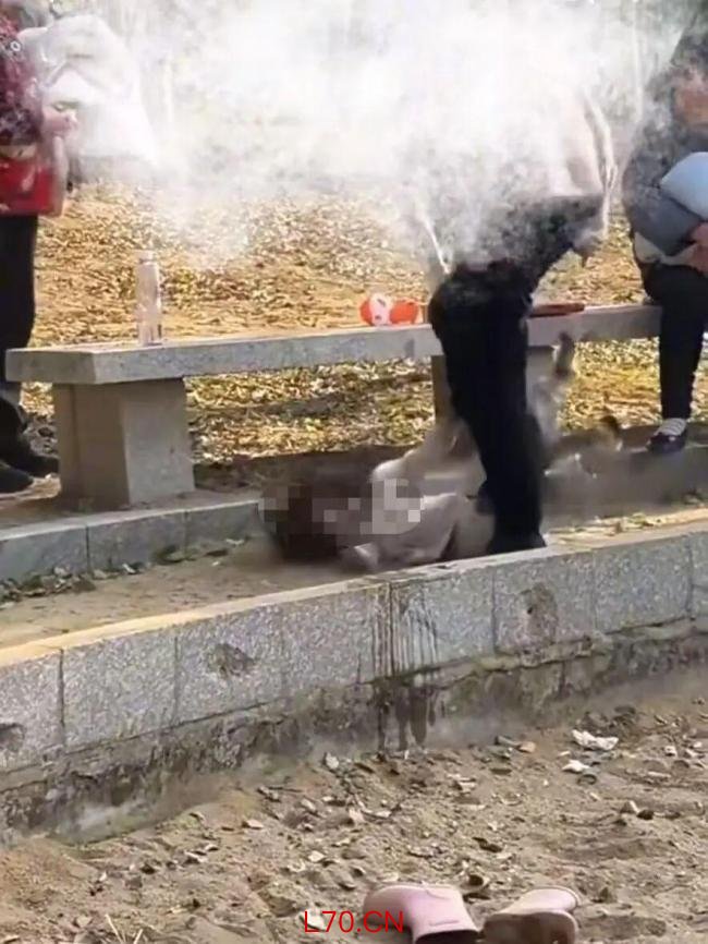 街头多次踢踹幼女老太为亲外婆