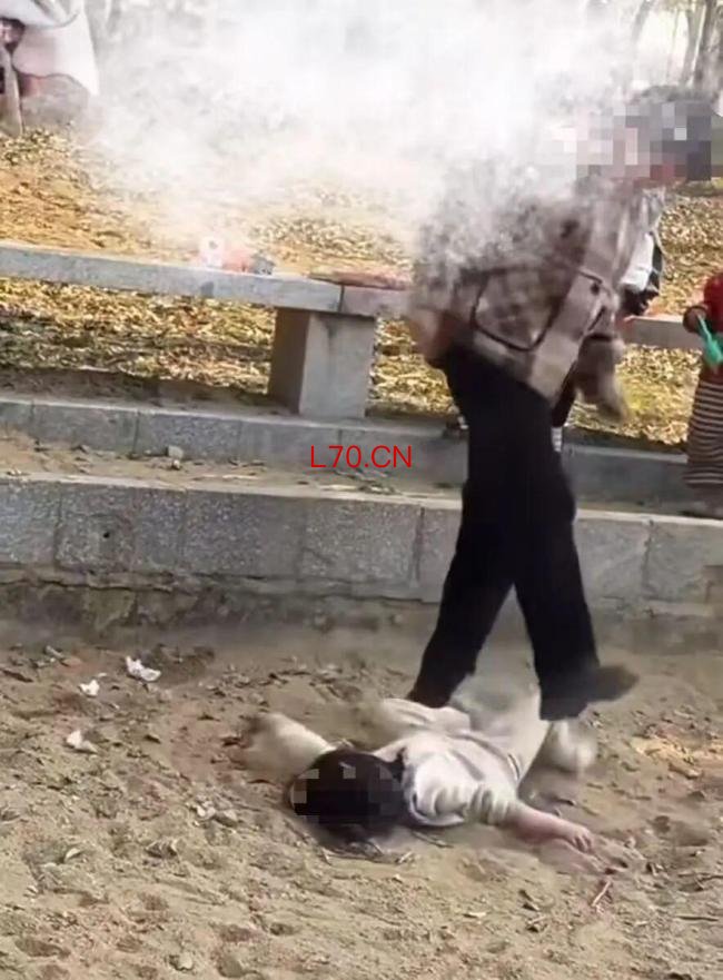 街头多次踢踹幼女老太为亲外婆 情绪失控引关注