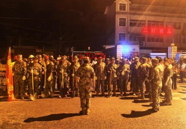 消防员地震废墟中救出9旬老人 生命体征平稳送医救治