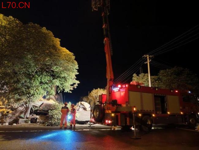 消防员地震废墟中救出9旬老人 生命体征平稳送医救治