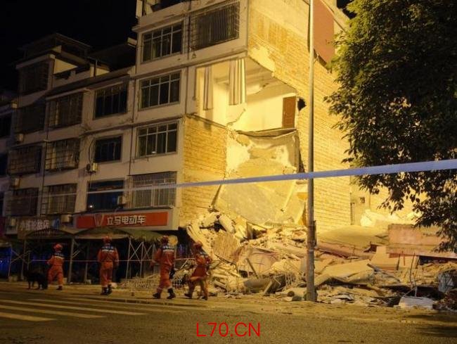 消防员地震废墟中救出9旬老人 生命体征平稳送医救治