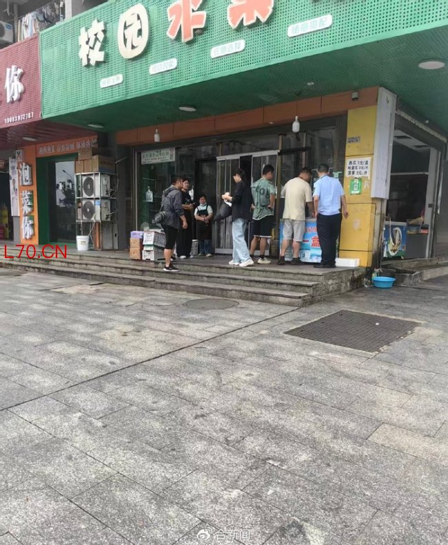 学校回应店员用嘴给水果喷水 市场监管部门介入调查