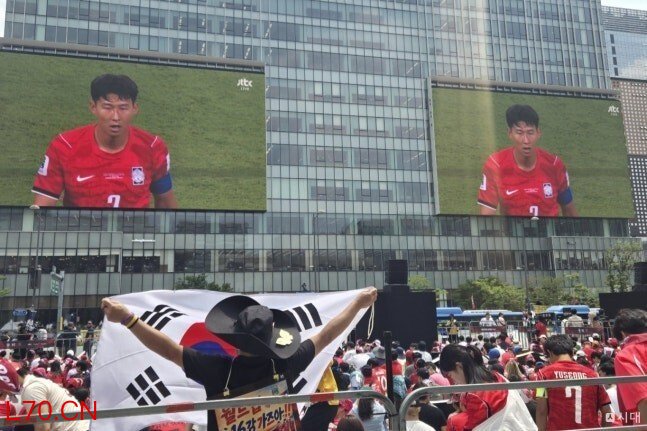 首尔一广场聚集1.8万名球迷观赛