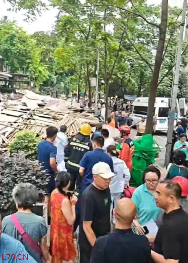 成都一小区施工钢架坍塌砸中路人