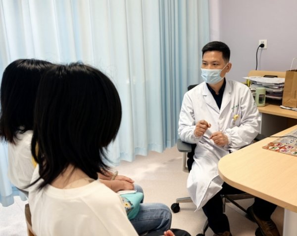女孩腹痛一年原是经血“无路可走” 先天性阴道闭锁引发