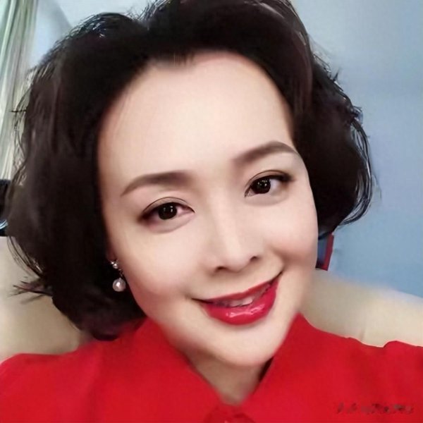 她演丫鬟让人记了25年, 教授丈夫等她9年结婚, 每月给10万零花钱