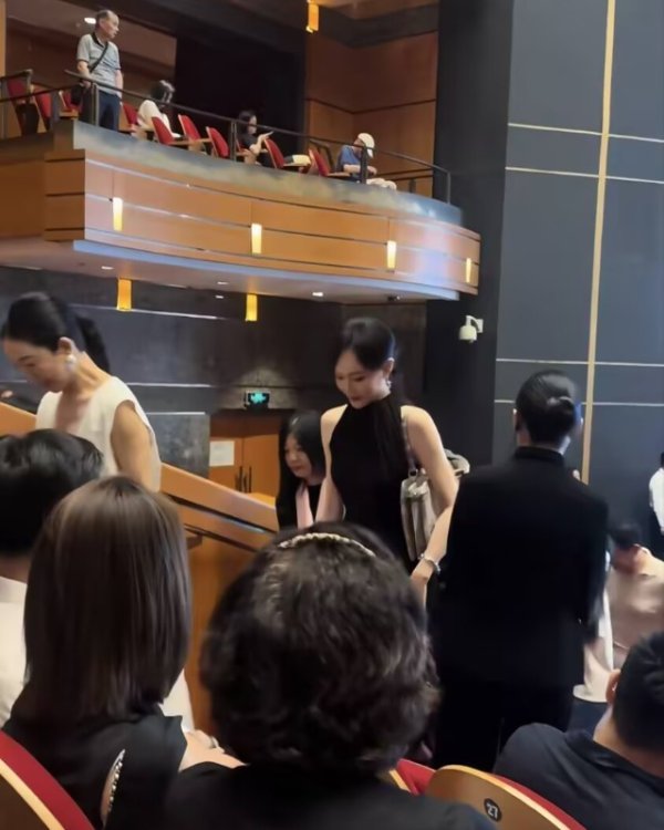 最美学生家长! 唐嫣穿晚礼裙现身女儿学校艺术节, 人群中一眼认出